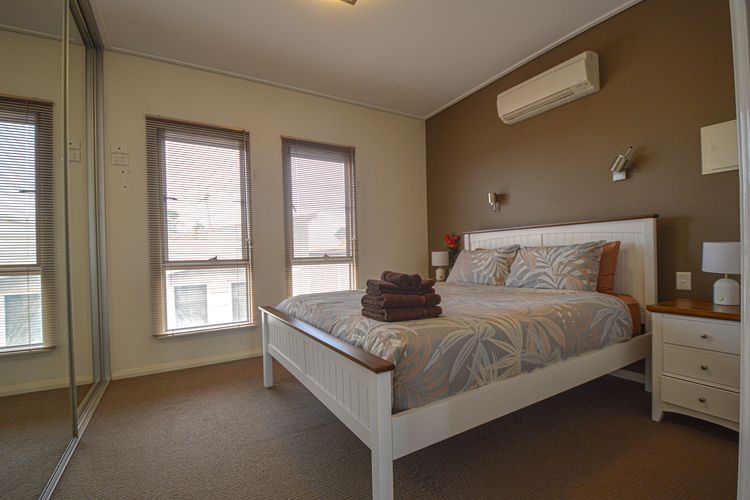 Contemporary Crib Generous 1×1