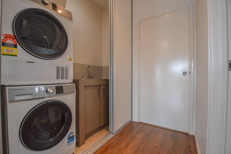 Contemporary Crib Generous 1×1