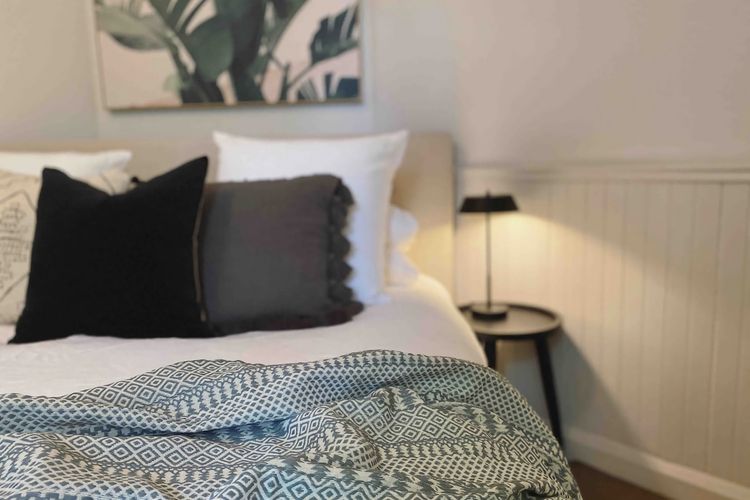 King bedroom featuring luxurious linens