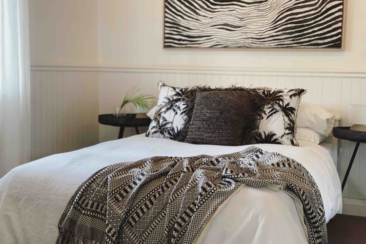 Double bedroom with gorgeous north facing light and ocean breezes. 