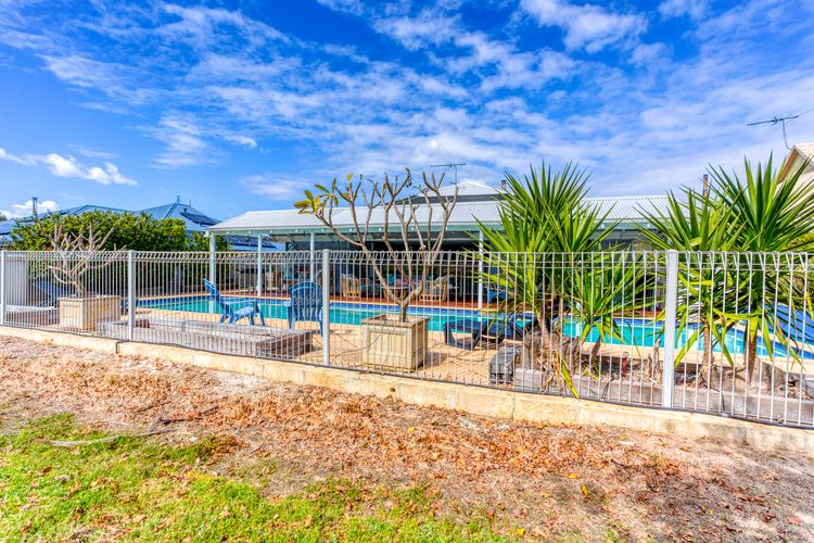 Pool and Putt Paradise