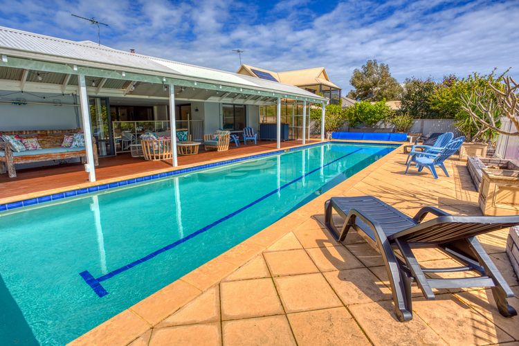 Pool and Putt Paradise