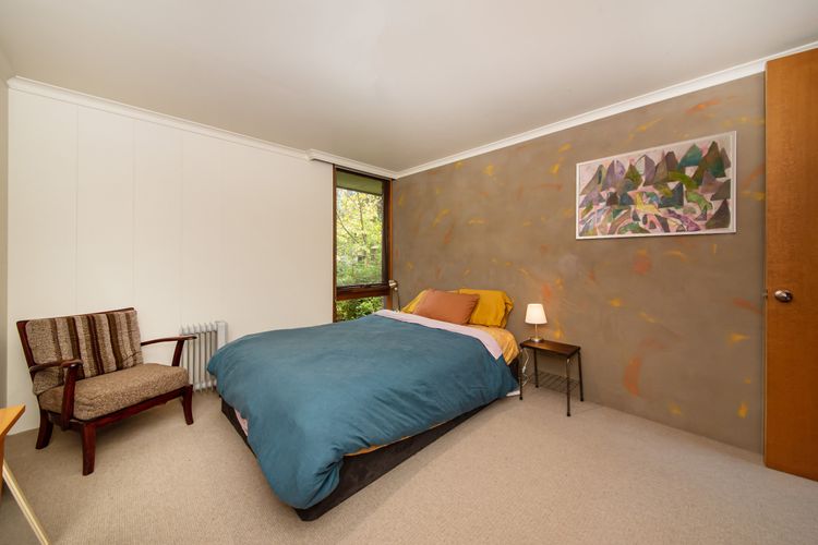 Bedroom with queen bed 