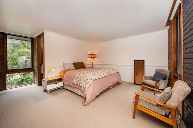 Bedroom with queen bed 