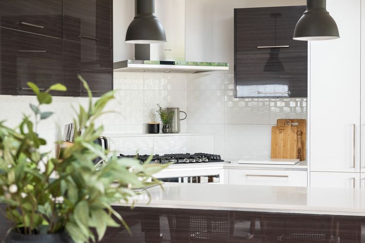 Family dinners made easy in this beautiful modern kitchen