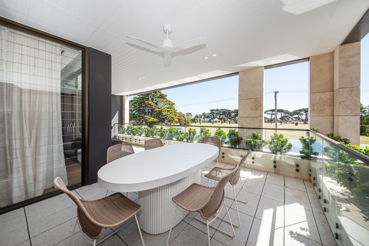 Balcony Dining with Seating for 6
