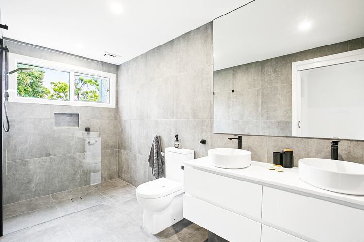 Upstairs bathroom 
