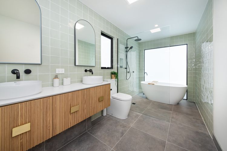 Stunning bathroom with bath, shower and toliet 