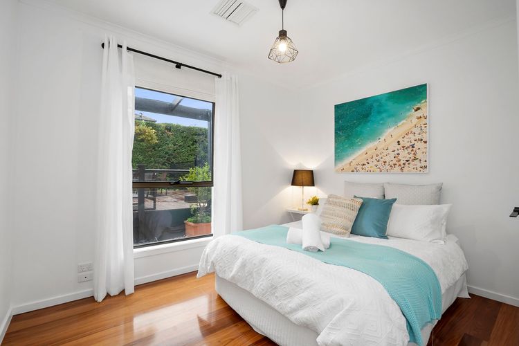 Queen bed bedroom