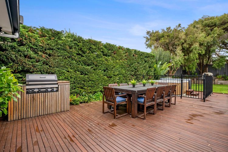 Outdoor entertainment, spa and pizza oven 