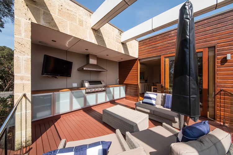 Upstaits balcony with outdoor kitchen 