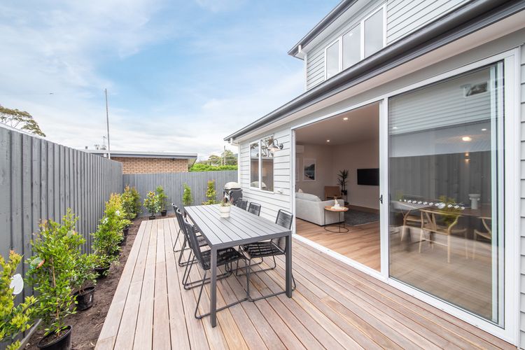 Outdoor dining with seating for 6