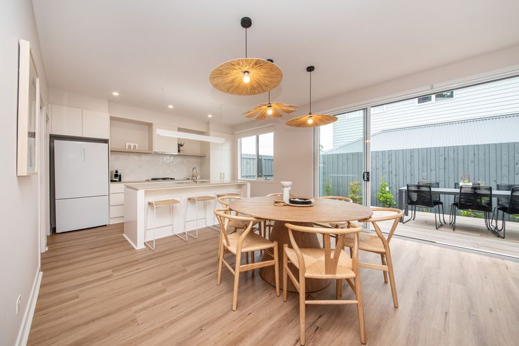 Dining iwth seating fo r6 and fully equipped kitchen