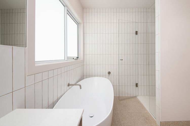 Enjoy our spacious tub, where warm water awaits you in soothing comfort. 