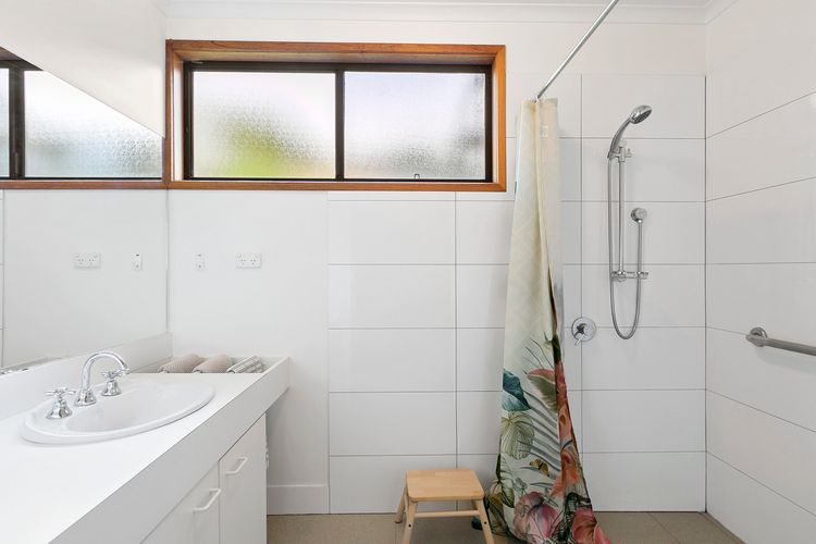 Main bathroom with shower 