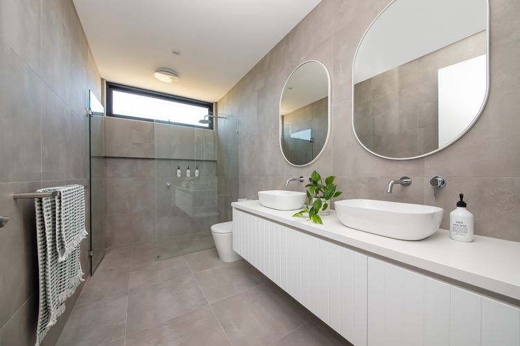 Upstairs Ensuite to Master 