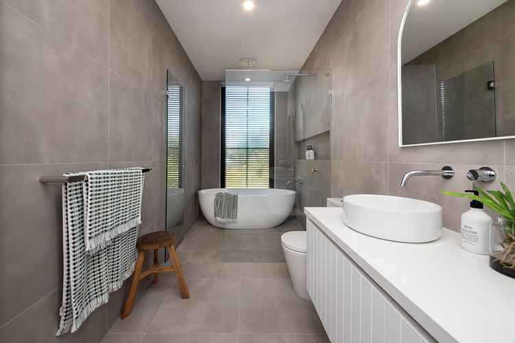 Upstairs main bathroom