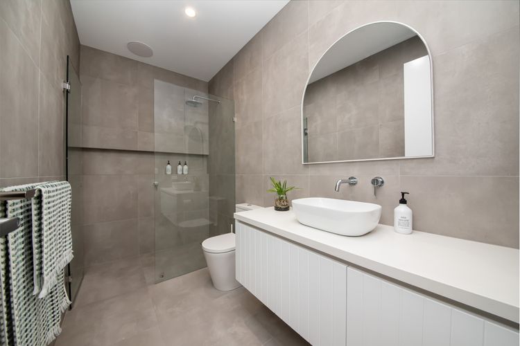 Downstairs ensuite bathroom