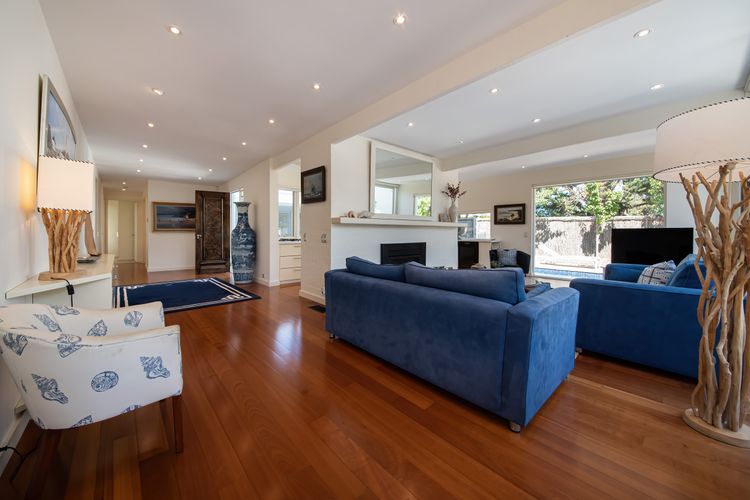 Living room area with stylish ornaments which are picture-worthy.