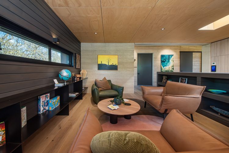 Extra seating area and some boardgames available