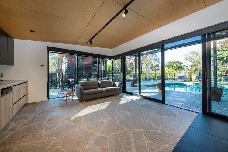 Pool house with gym equipement and fold out couch. Kitchenette. Perfect place for the retreat leader