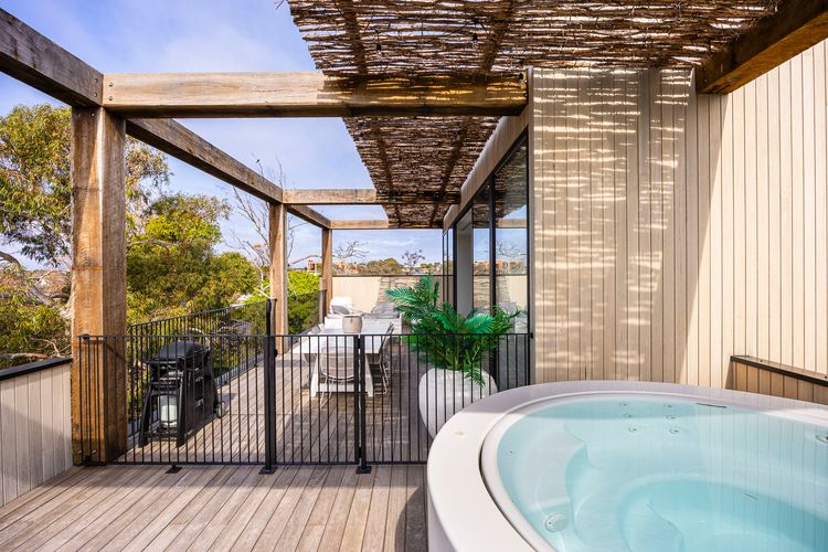 Incredible outdoor space, BBQ, outdoor dining and heating spa