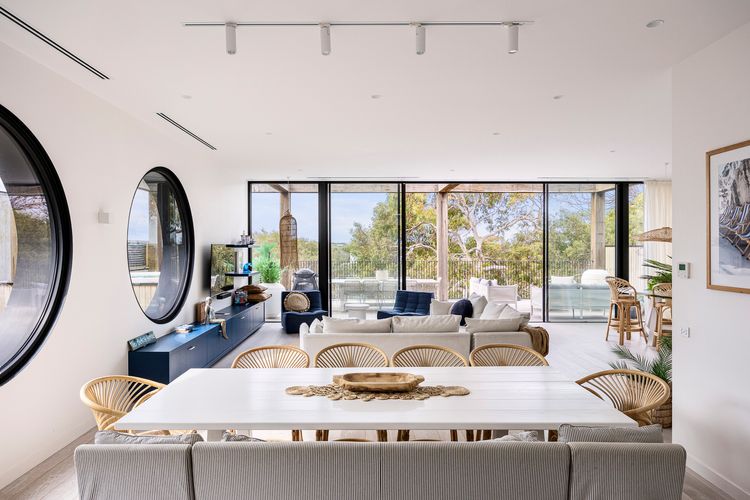 Dining with seating for 10