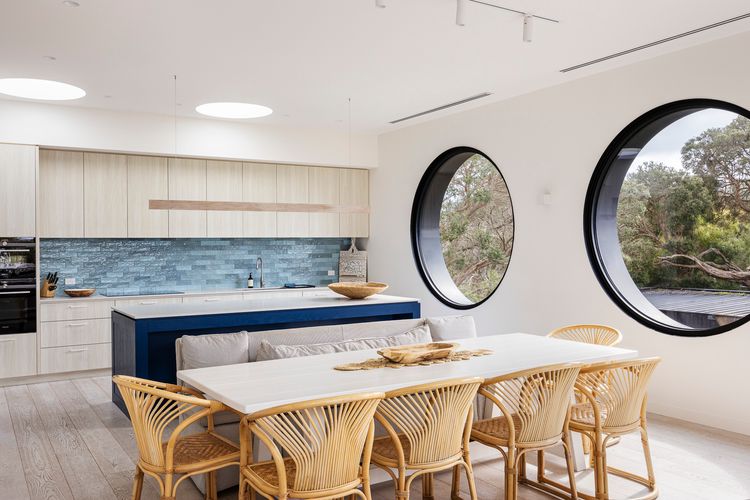 Fully equipped kitchen and dining 