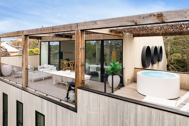 Balcony with views and heated spa 