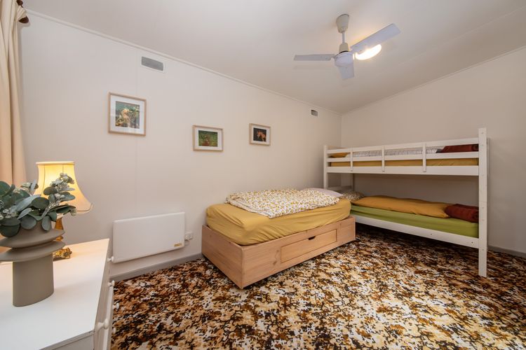 Bunk room with single bed and trundle (sleeps 4)