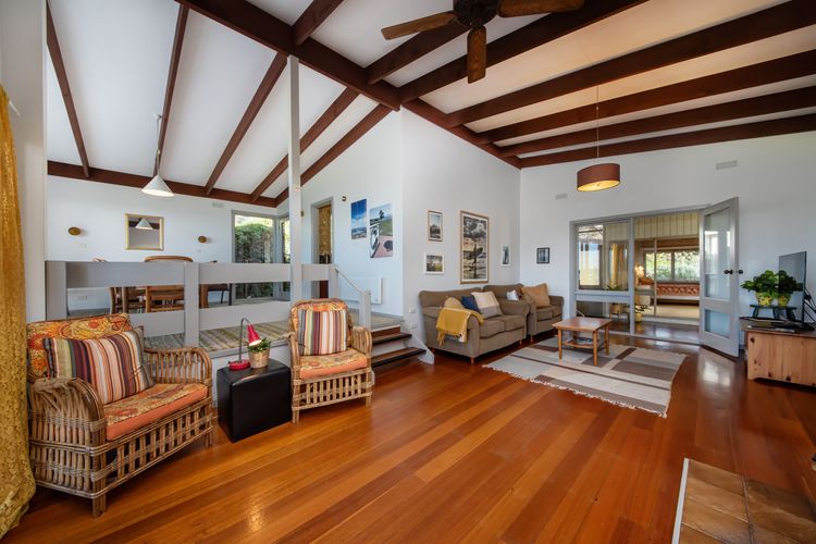 Cosy living room with TV and Coonara