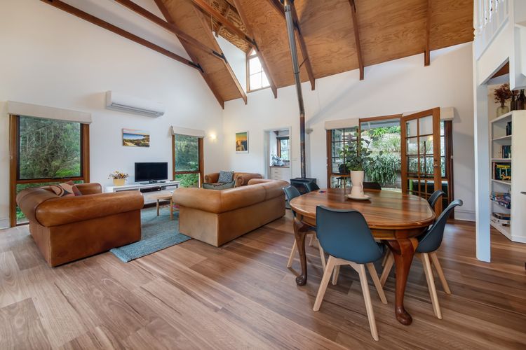 Natural timbers & natural light 