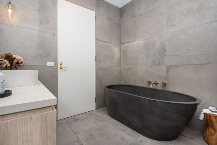 Main bathroom 
