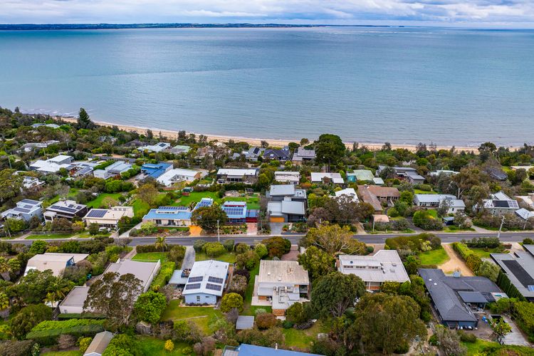Walk to stunning Somers beach