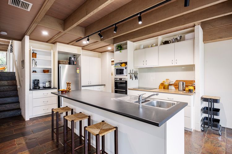 Full kitchen