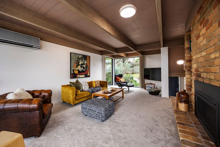 Cosy living area with gas-operated fireplace