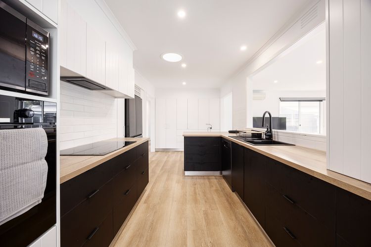Fully equipped kitchen with induction cooker, oven, microwave, etc