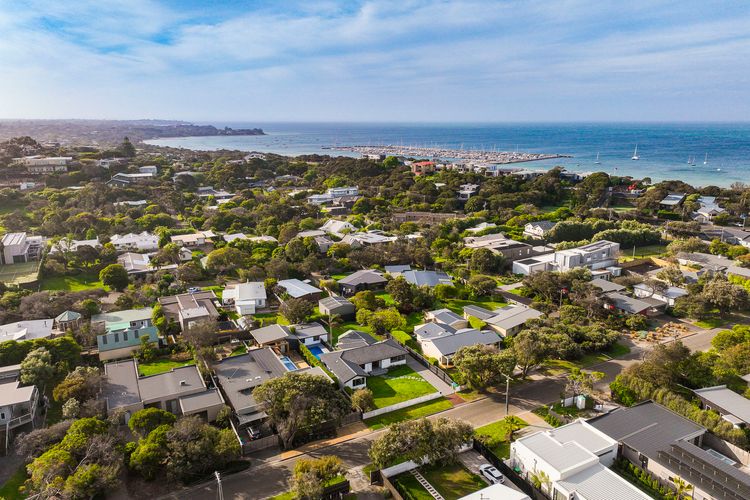 Neighbourhood and surrounds