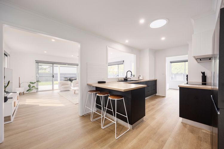 Spacious, well-equipped kitchen 