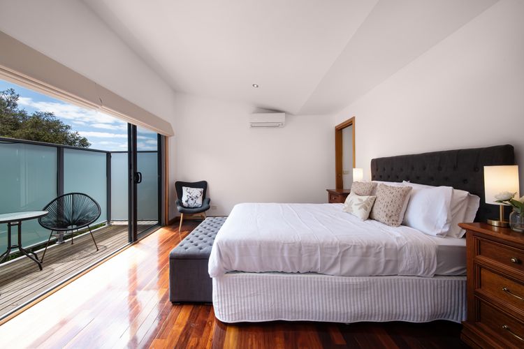 master b/room out to balcony
