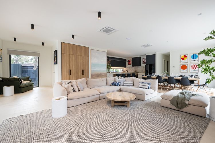 Spacious living room 