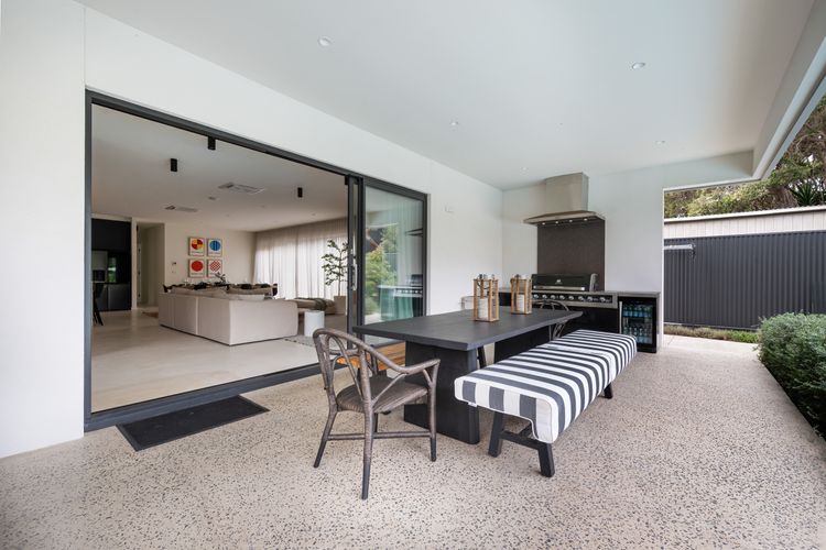 Am,azing built in BBQ and alfresco dining area