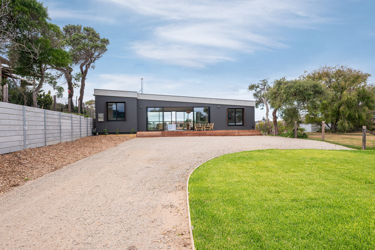 Spacious front yard with plenty of parking