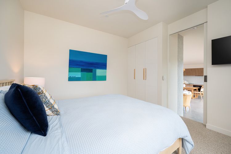 Queen bedroom 2 off living