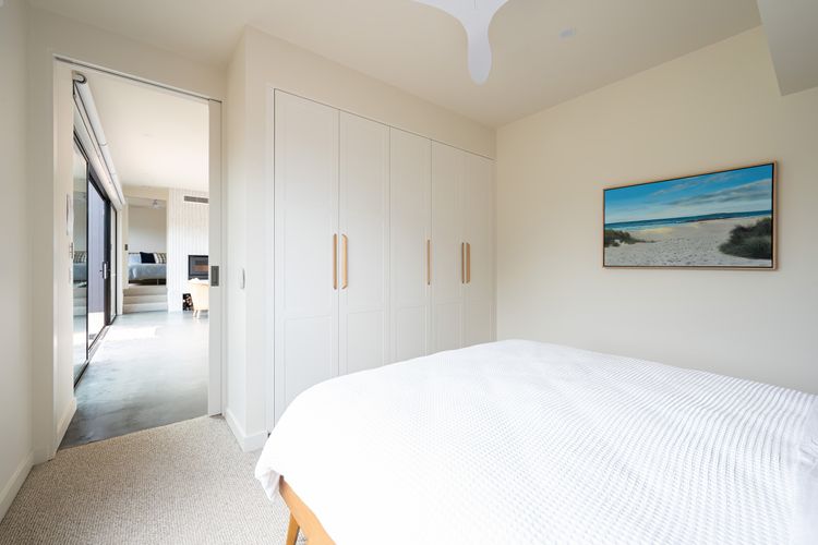 Queen bedroom 1 off living
