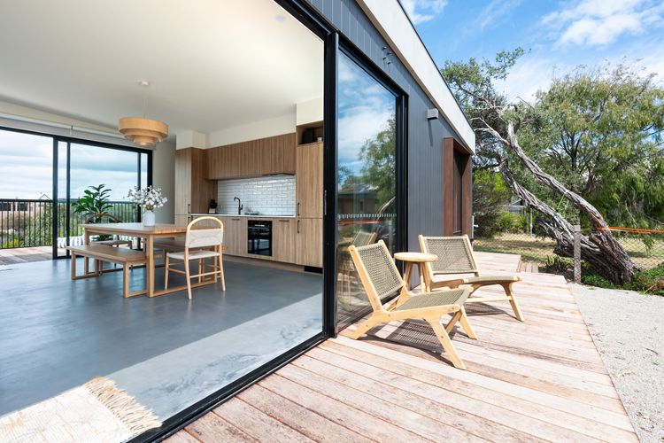Front deck through to back deck spa