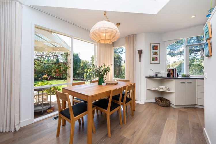 Dining area with view on the outside 