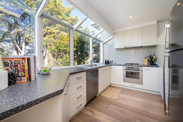 Well-equipped kitchen area 