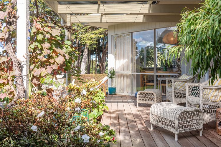 Seating area with ottoman to enjoy the garden