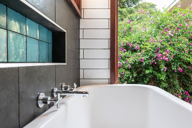 Bath tub with garden view 